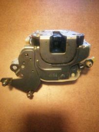 Deurslot linksvoor Nissan Terrano2 R20 80503-0F425 Gebruikt.