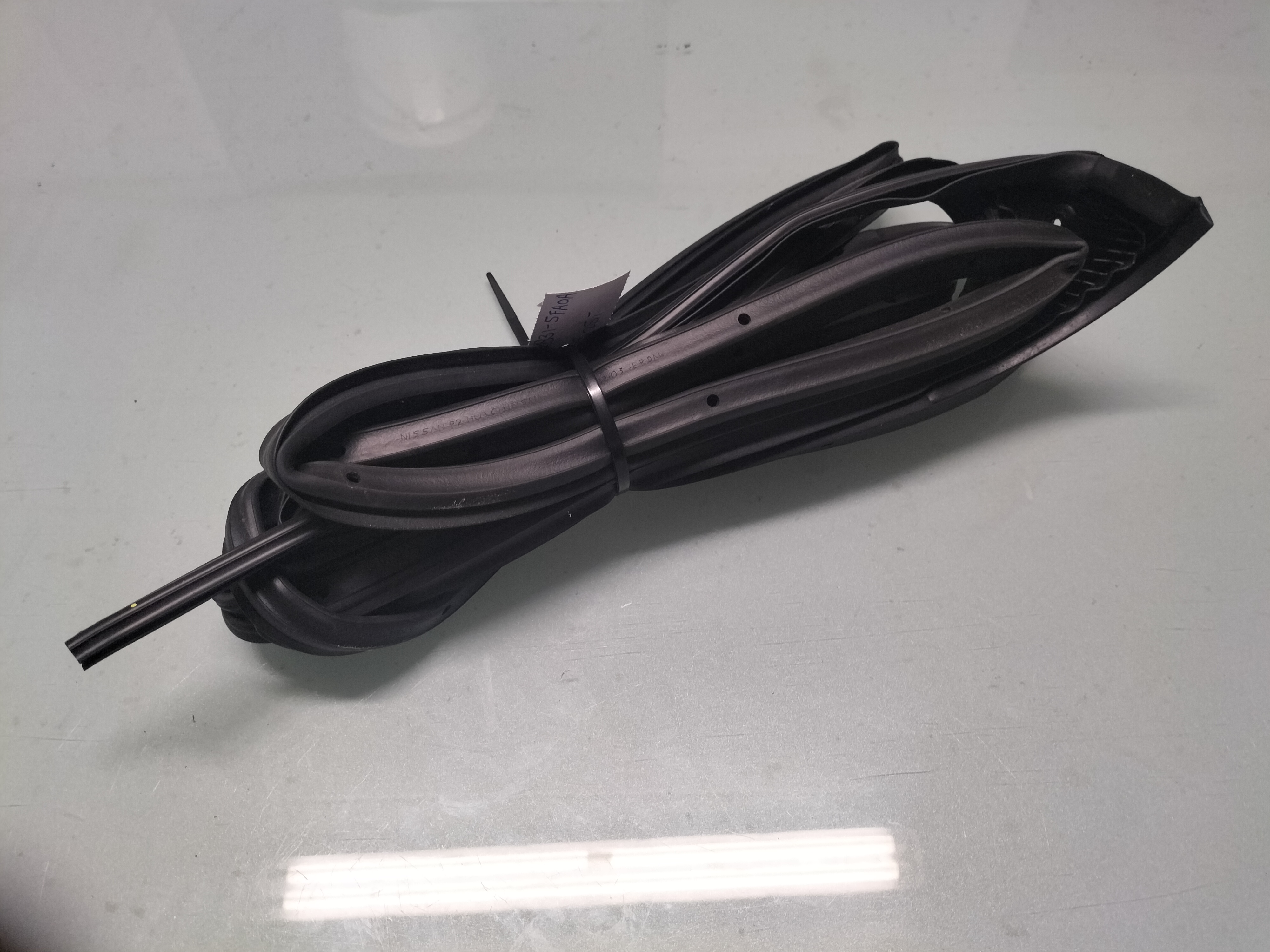 Deurrubber achterportier links Nissan Micra K14 82831-5FA0A Gebruikt