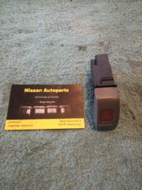 Alarmlichtschakelaar Nissan Micra K11 25290-72B02 Gebruikt.