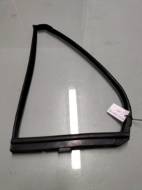 Rubber zijruit achterportier rechts Nissan Sunny N13 sedan 82272-59M00 Gebruikt.