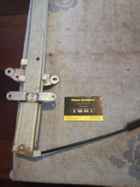 Raammechanisme linksvoor Nissan Sunny N14 80701-50C10 Gebruikt.
