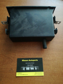 Kaartenbakje Nissan 68475-35F00 C23/ F23/ F24/ R50/ T30/ Z32 Gebruikt.