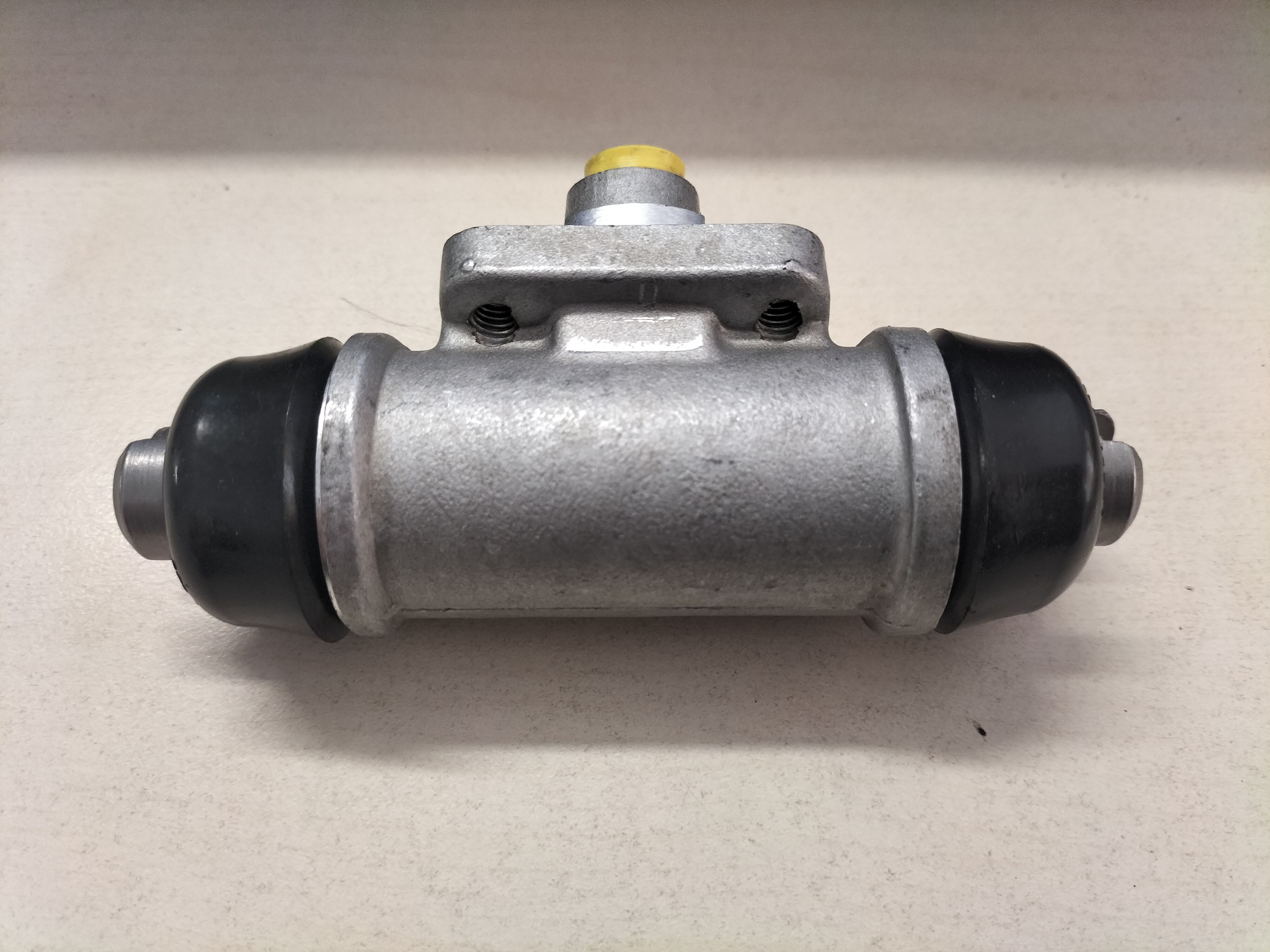 Wielremcilinder achteras Nissan D22/ R50 44100-3T011 Nieuw.