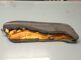Hoekstuk achterbankrugleuning links Nissan Primera P10 88660-92J03 Gebruikt.