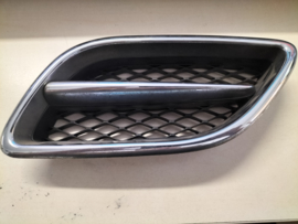Grille links Nissan Primera P11/ WP11 62330-9F500 (onderdeel van set 62310-9F525) Gebruikt.