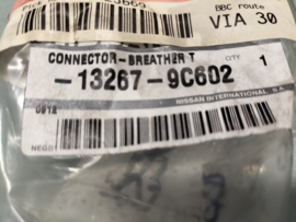 Aansluitstuk nokkenasontluchtingsslang LD23 Nissan Serena C23 13267-9C602 Origineel.