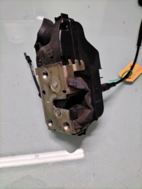 Deurslot linksvoor Nissan Primera P12 80501-BA200 Gebruikt.