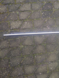 Sierlijst buitenzijde achterportier links Nissan Bluebird T72 82820-Q9000 Gebruikt.