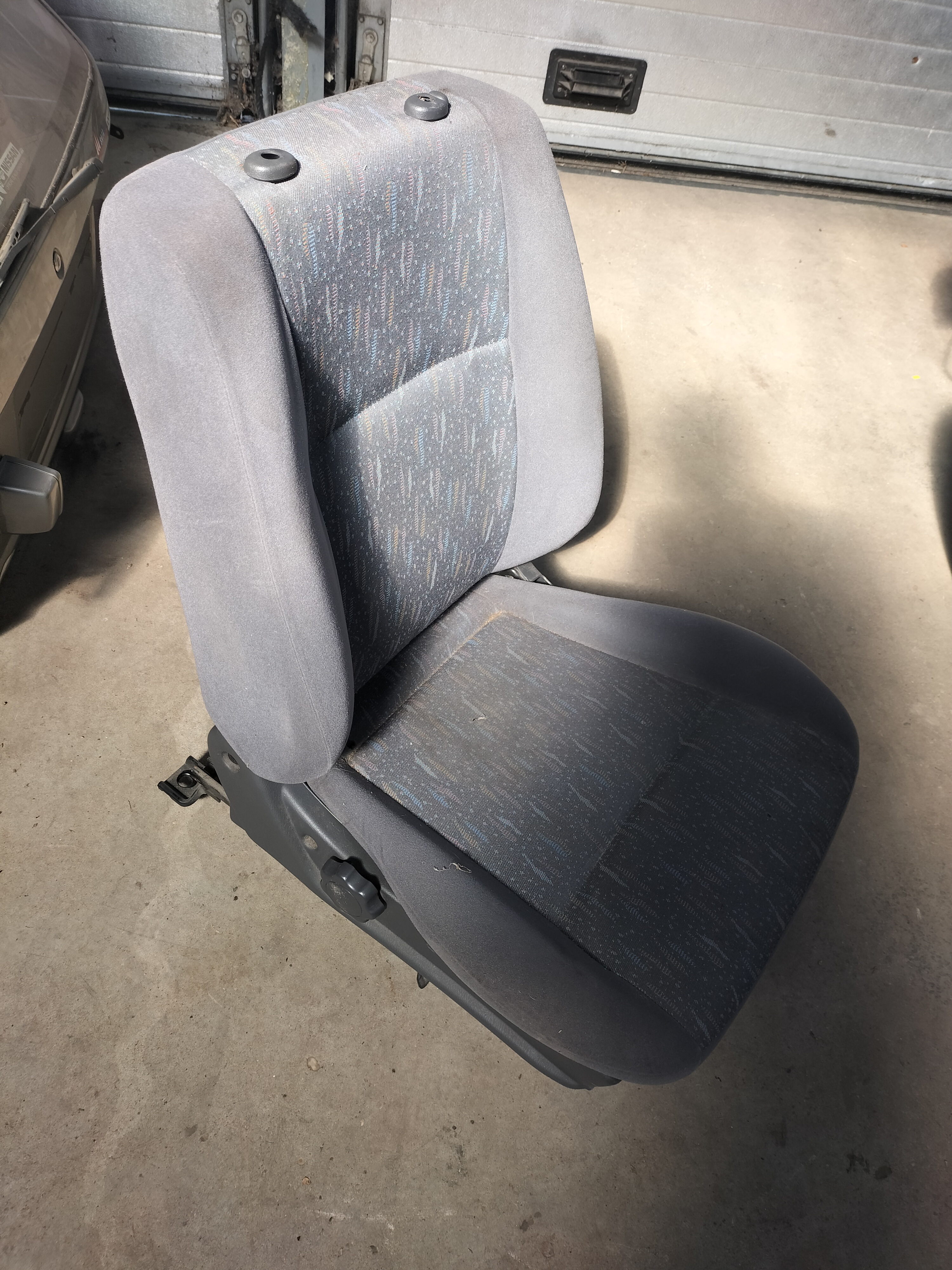 Bijrijdersstoel Nissan Primera P11 87000-3J402 Gebruikt, lichte schade.
