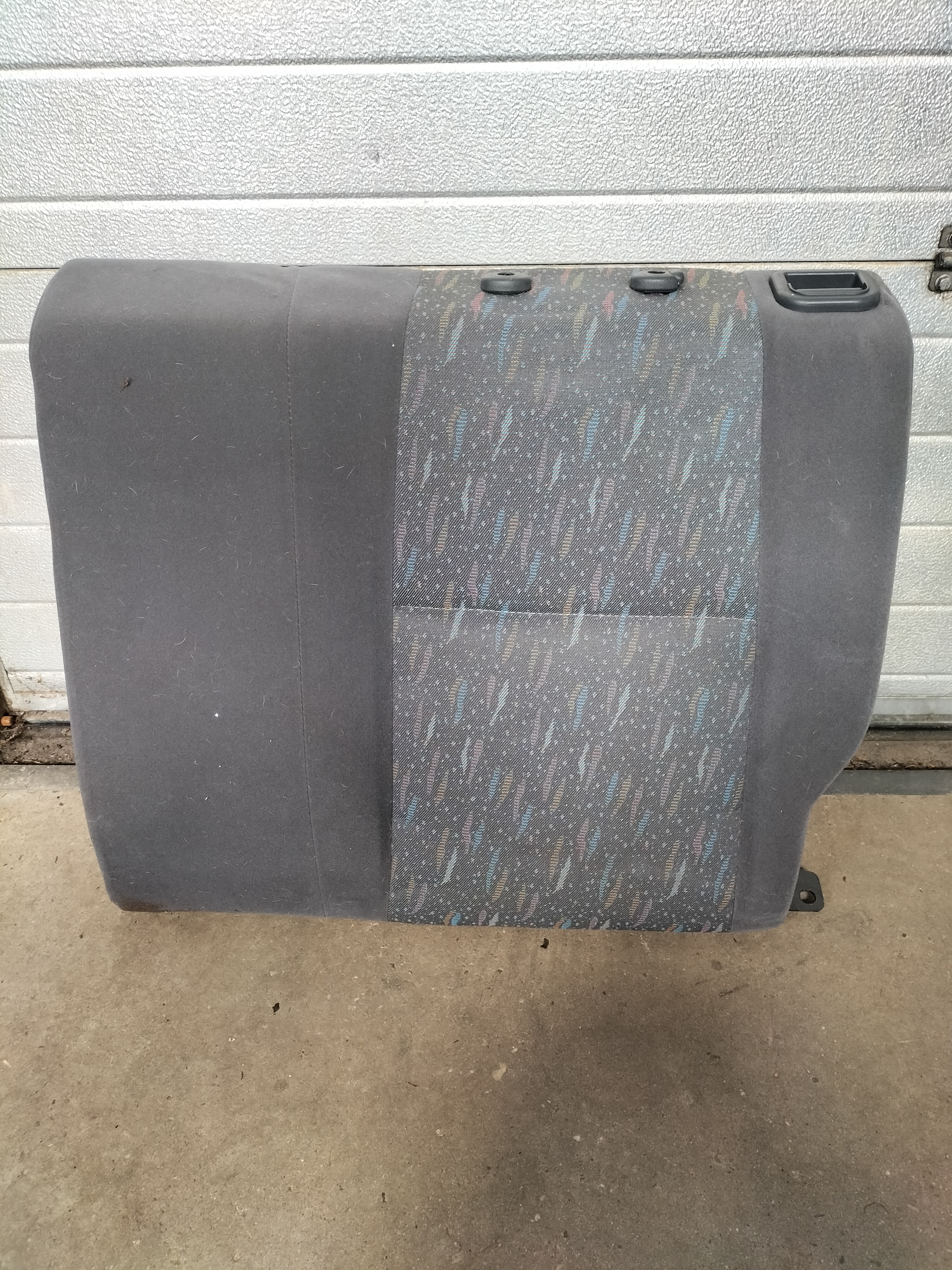 Achterbankrugleuning links Nissan Primera P11 88650-2F012 Gebruikt.