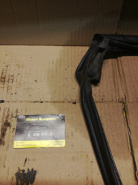 Deurrubber Nissan 100NX B13 76861-63Y00. Linksvoor voertuigzijde