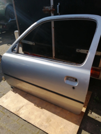 Portier linksvoor Nissan Micra K11 80101-74B30 (KL0)