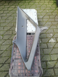 Plastic interieurdeel rechtsachter Nissan Bluebird T72 84940-Q9601