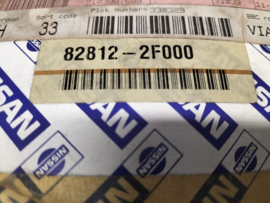 Tape achterportier buitenzijde rechtsachter Nissan Primera P11/ WP11 82812-2F000 Origineel.