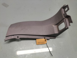 Afdekkap kofferkleprand rechts Nissan Primera P12 Wagon - uitvoering 84990-AV700 Gebruikt.