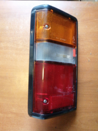 Achterlicht links Nissan Urvan E24 B6555-08N00 (Koito 220-24522) Origineel, met fittingset.