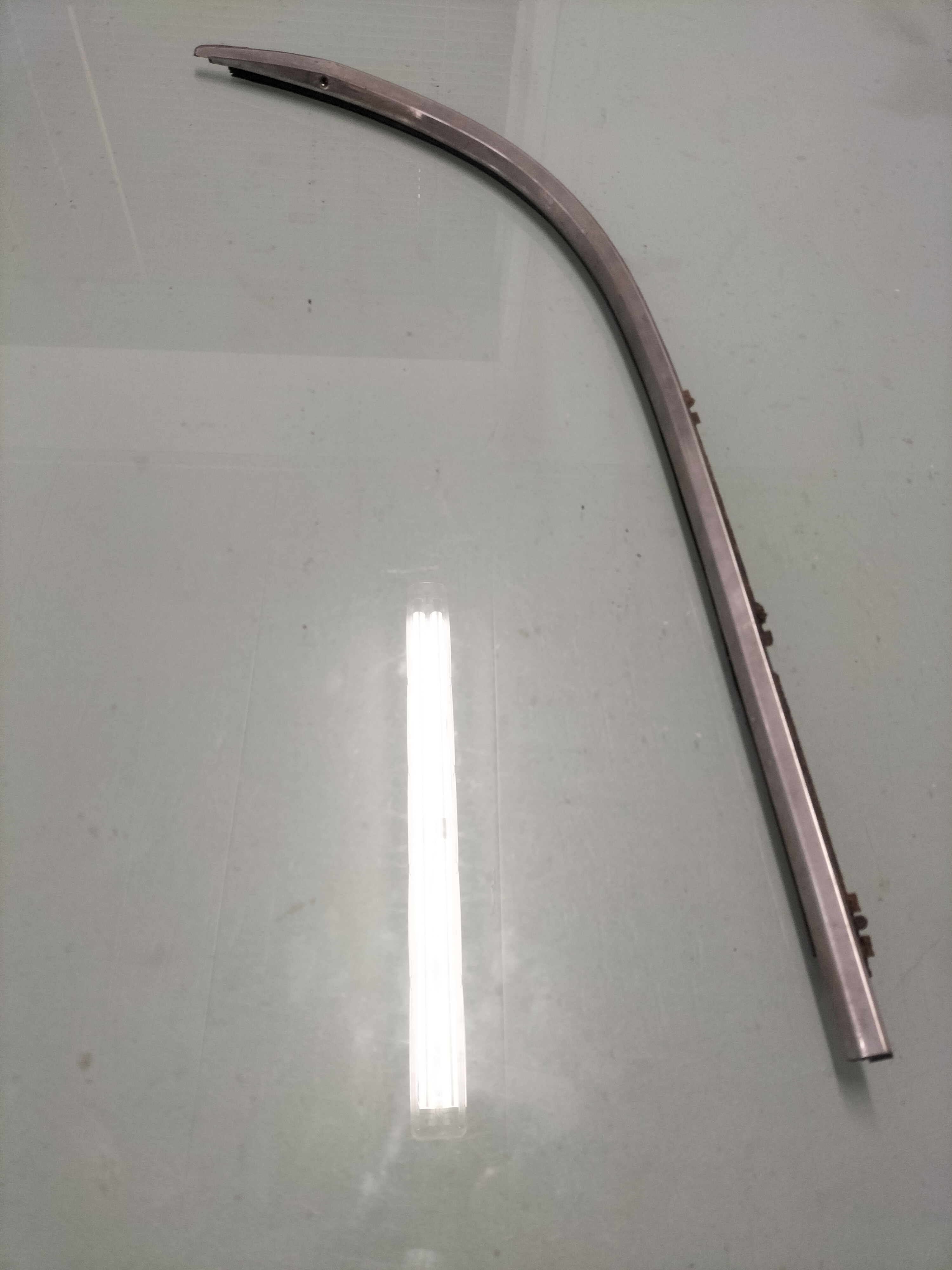 Sierlijst achterportier links Datsun Cherry E10 4-deurs sedan 82319-M0413 Gebruikt.