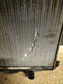 Radiateur Nissan Micra K11 21460-03B67 Gebruikt. Lichte schade.