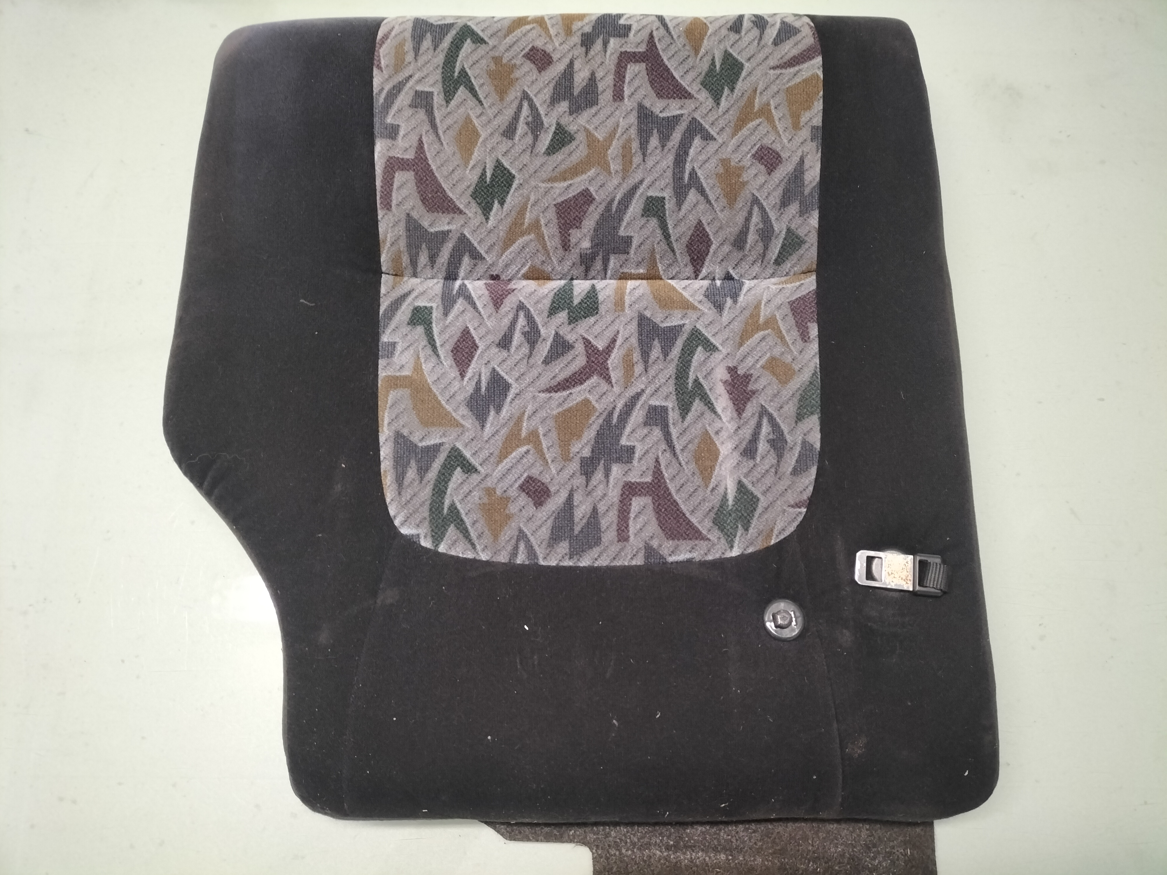 Achterbankrugleuning rechts Nissan Almera N15 88600-***** (20260621) Gebruikt.