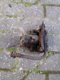 Remklauw linksachter Nissan 44011-BM400 N16/ P11/ V10 Gebruikt.