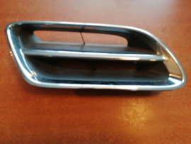 Grille Nissan Primera P11/ WP11 62310-2F825 Gebruikt.