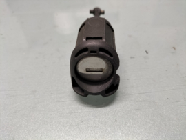Deurslot linksvoor Nissan Primera P12 80601-AV626 (80601-AV625) (SJNTCAP12U0207488) Gebruikt.