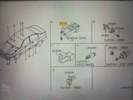 Raambedieningsschakelaar bestuurderskant Nissan Primera P11/ WP11 25401-2F821 Gebruikt.