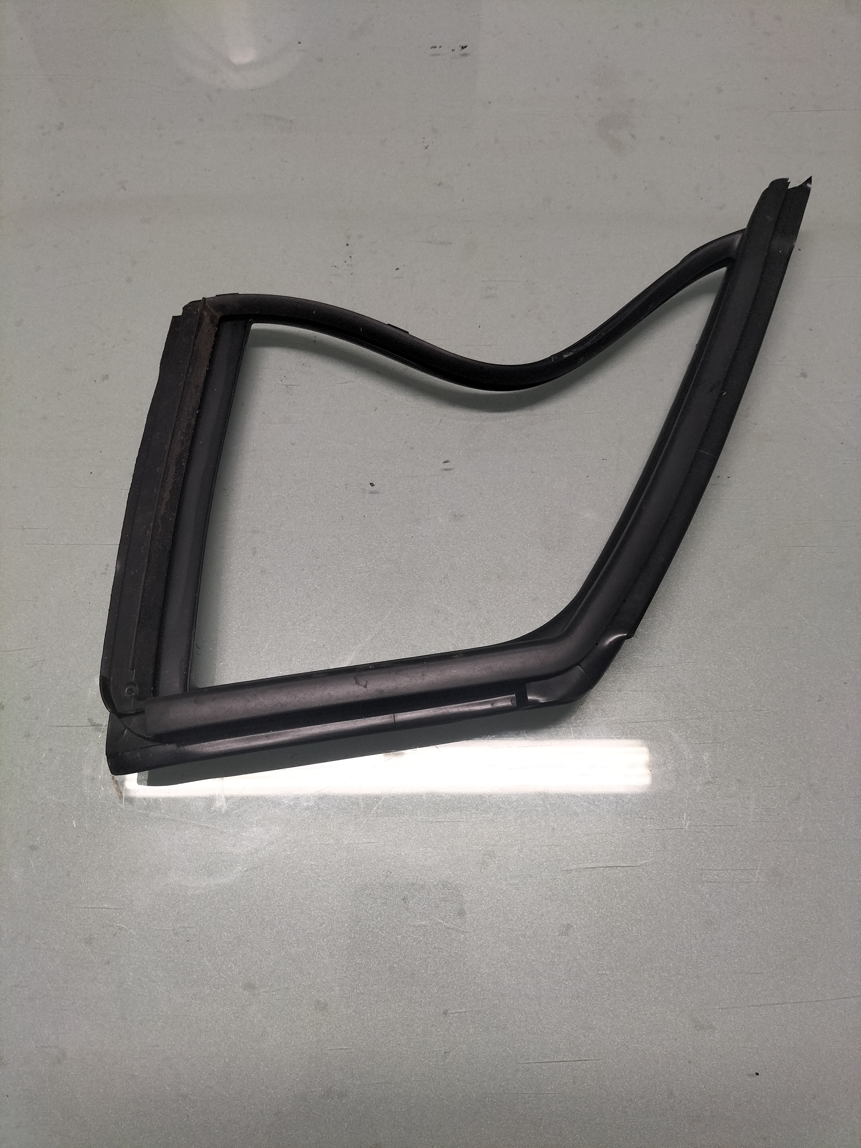 Raamrubber Nissan Micra K14 802C2-5FA0A Gebruikt