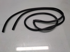 Deurrubber rechtsachter deurzijde Datsun Sunny B110 4-deurs sedan 82830-H1001 Nieuw.
