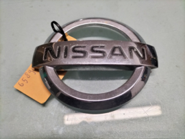 Motorkapembleem Nissan Primera P12 65890-AU300 Gebruikt.