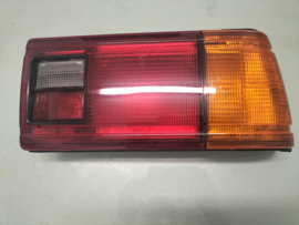 Achterlicht rechts Nissan Sunny B11 sedan 26550-03A01 IKI 4294 Origineel.