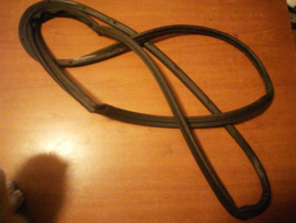 Weatherstrip-rear door, right-hand Nissan Bluebird T72 82830-Q9000 (door side) Used part.