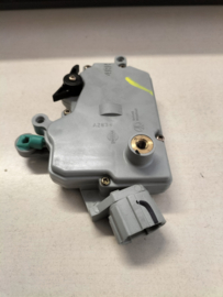 Deurslot mechaniek rechtsachter Nissan Primera P11/ WP11 82552-2F000 Origineel.