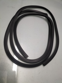 Deurrubber linksachter deurzijde Datsun Sunny B110 4-deurs sedan 82831-H1001 Nieuw.
