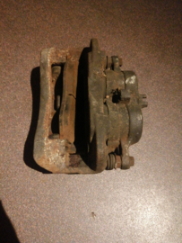Remklauw rechtsvoor Nissan Terrano2 R20 41001-7F00A Gebruikt.