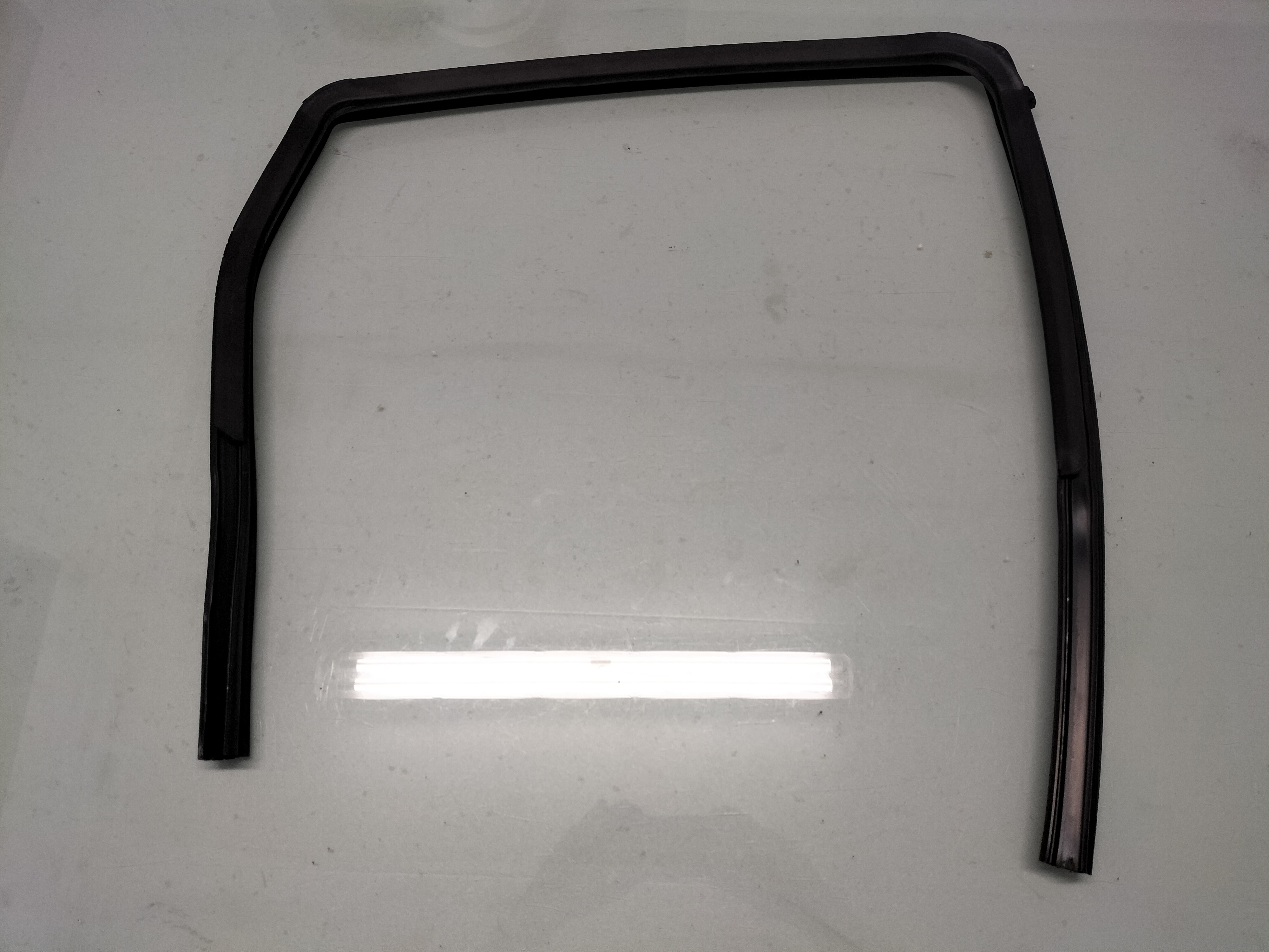 Glass run rubber-rear door window, left-hand Nissan Qashqai J10 82331-JD20A (82331-JD000) Used part.