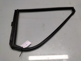 Rubber zijruit achterportier rechts Nissan Sunny N13 sedan 82272-59M00 Gebruikt.