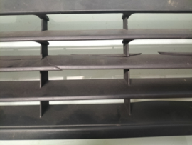 Grille Nissan MicraK10 62310-04B00 Gebruikt en licht schade.