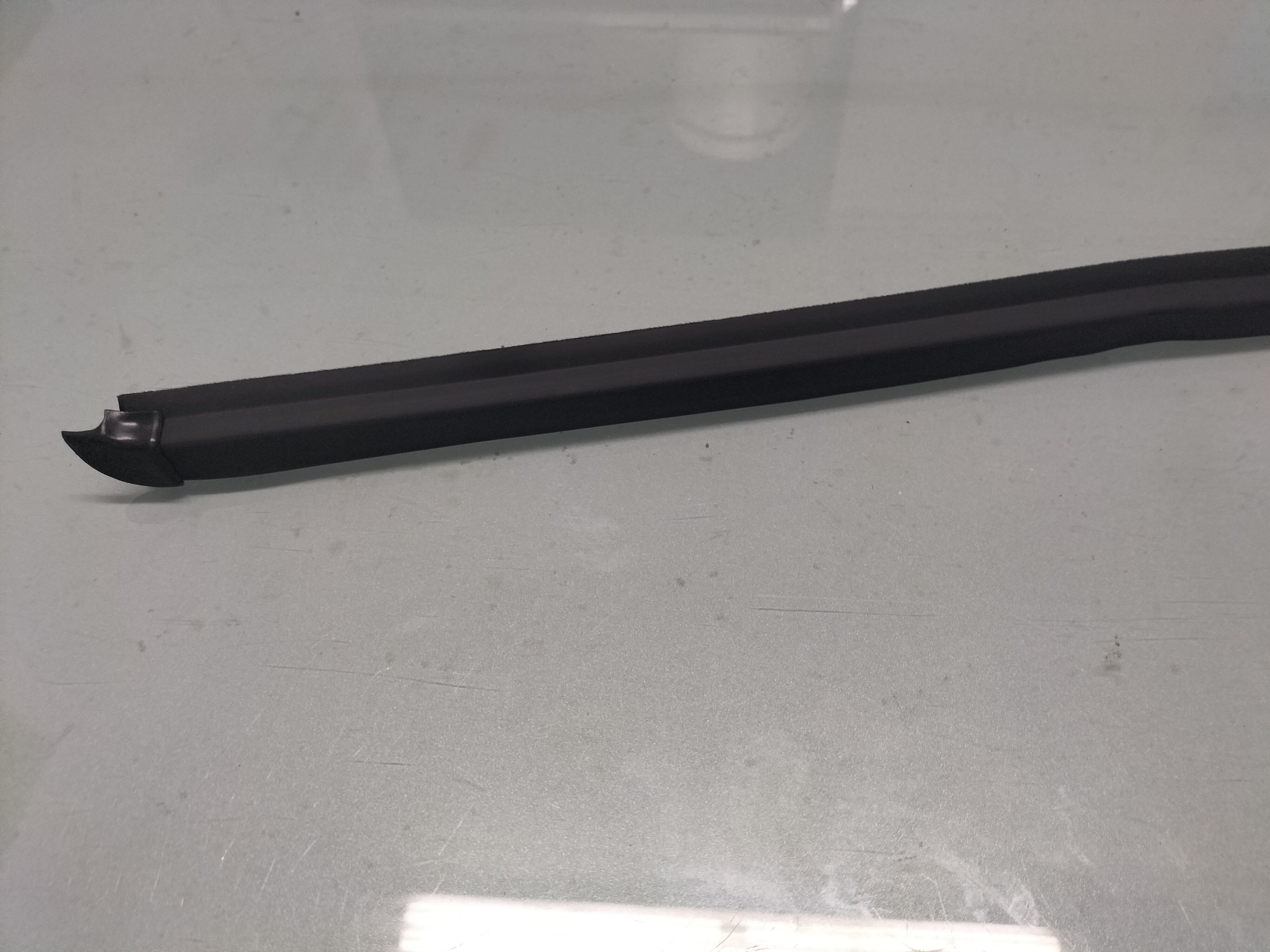 Portierraamgeleider rechtsvoor Nissan Micra K10 80820-04B10 Origineel.