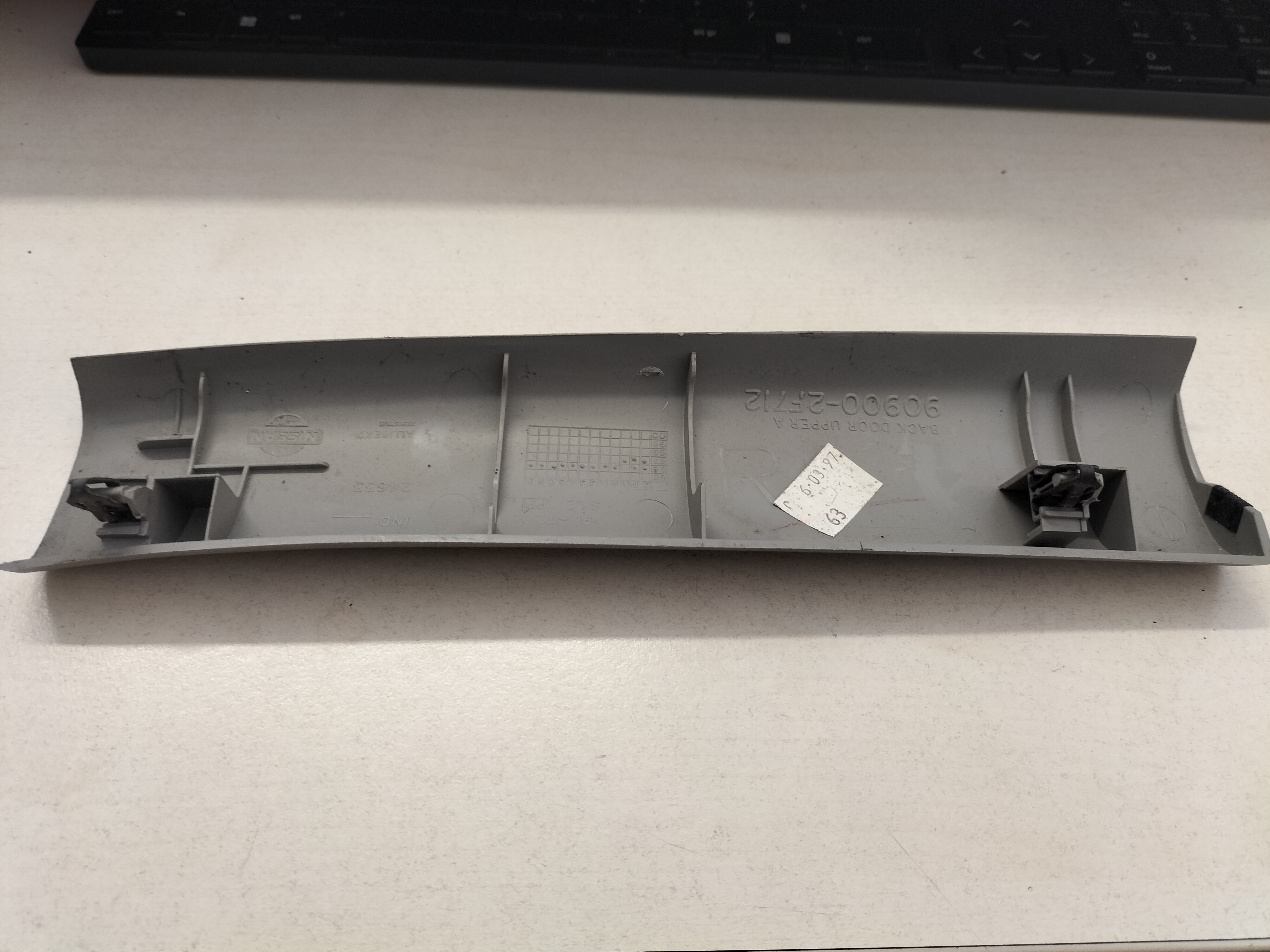 Afdekkap achterklep rechtsboven Nissan Primera P11 hatchback 90900-2F712 Gebruikt.