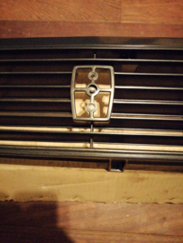 Grille Nissan Cherry N10 62312-M7910 Origineel.