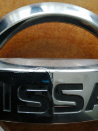 Emblem-front Nissan Note E11 62890-3VA2A Damage