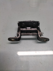 Deurscharnier achterportier linksboven Nissan Primera P12 82401-AV630 Gebruikt.