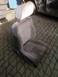 Seat front, right-hand Nissan Bluebird T72 87000-Q9206 Used part.