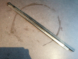 Moulding-windshield side, right-hand Nissan Terrano2 R20 72762-0X000 Damage.