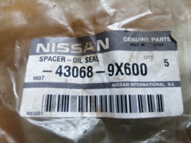 Spacer-oil seal Nissan Cabstar F24 43068-9X600 Original.