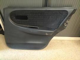 Deurpaneel rechtsachter Nissan Primera P10 (82900-90J00) Gebruikt.