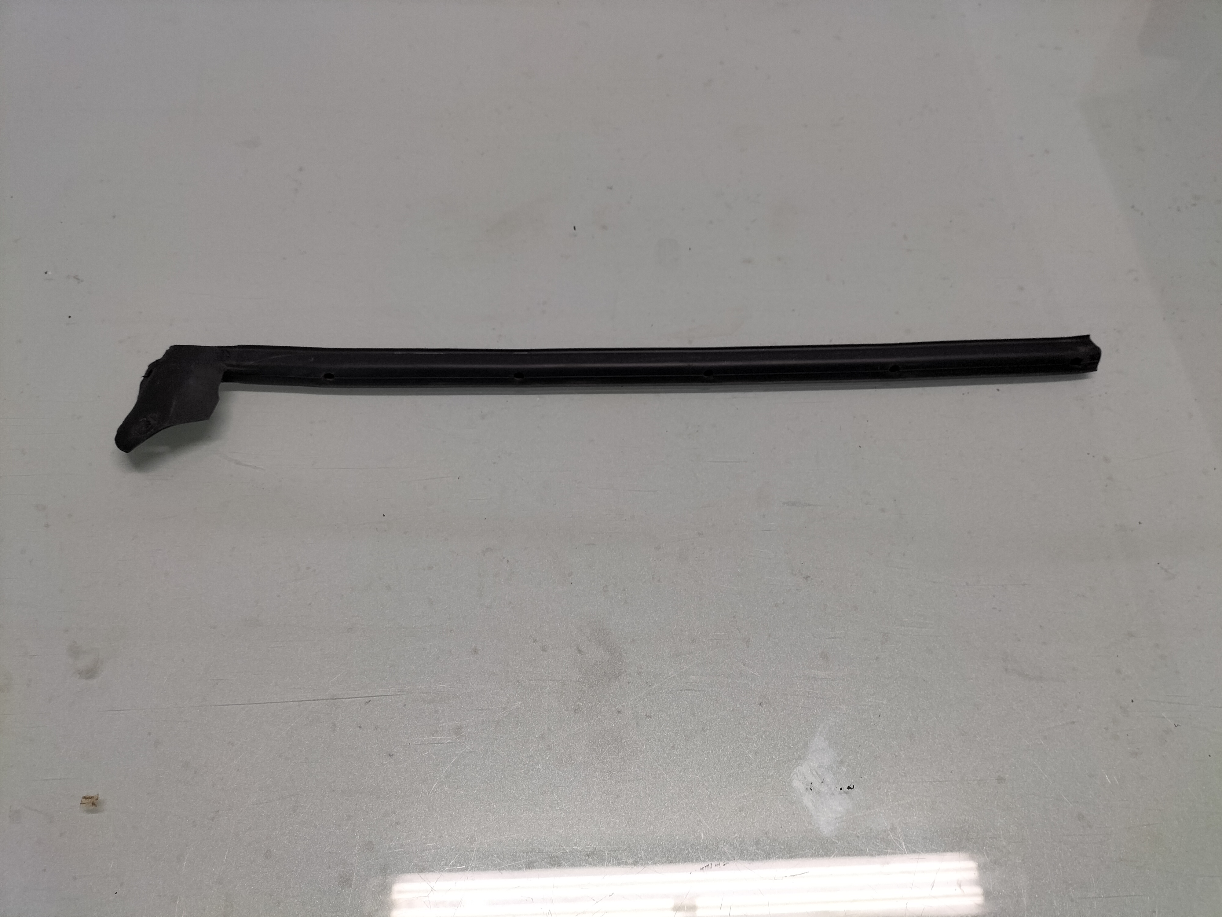 Afdichtrubber achterportier links Nissan Qashqai J10 82839-JD01D Gebruikt.
