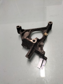 Bracket-engine mounting right-hand Nissan 11231-4N100 Used part.