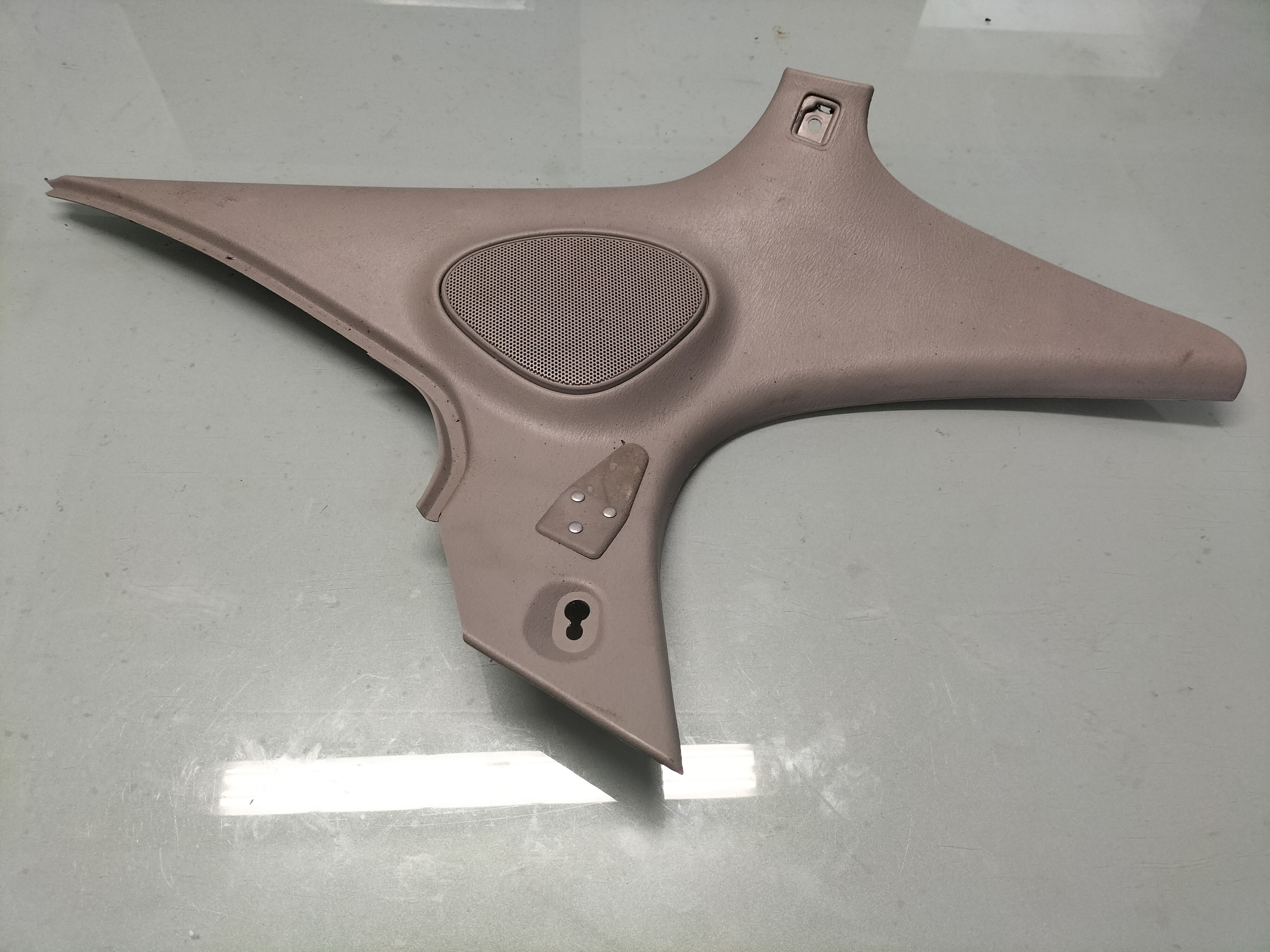 Afdekkap achterruit links Nissan Primera P11 hatchback 76935-2F702 Gebruikt.